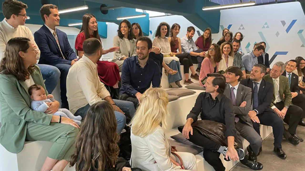  Reuni&oacute;n del consejero de Universidad con los universitarios e investigadores en formaci&oacute;n que viajar&aacute;n el pr&oacute;ximo curso 2023/2024 a EEUU. 