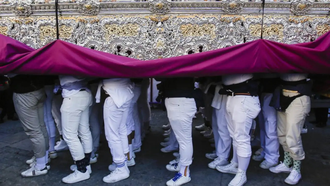  Costaleros bajo el paso. HERMANDADES DE CORDOBA 