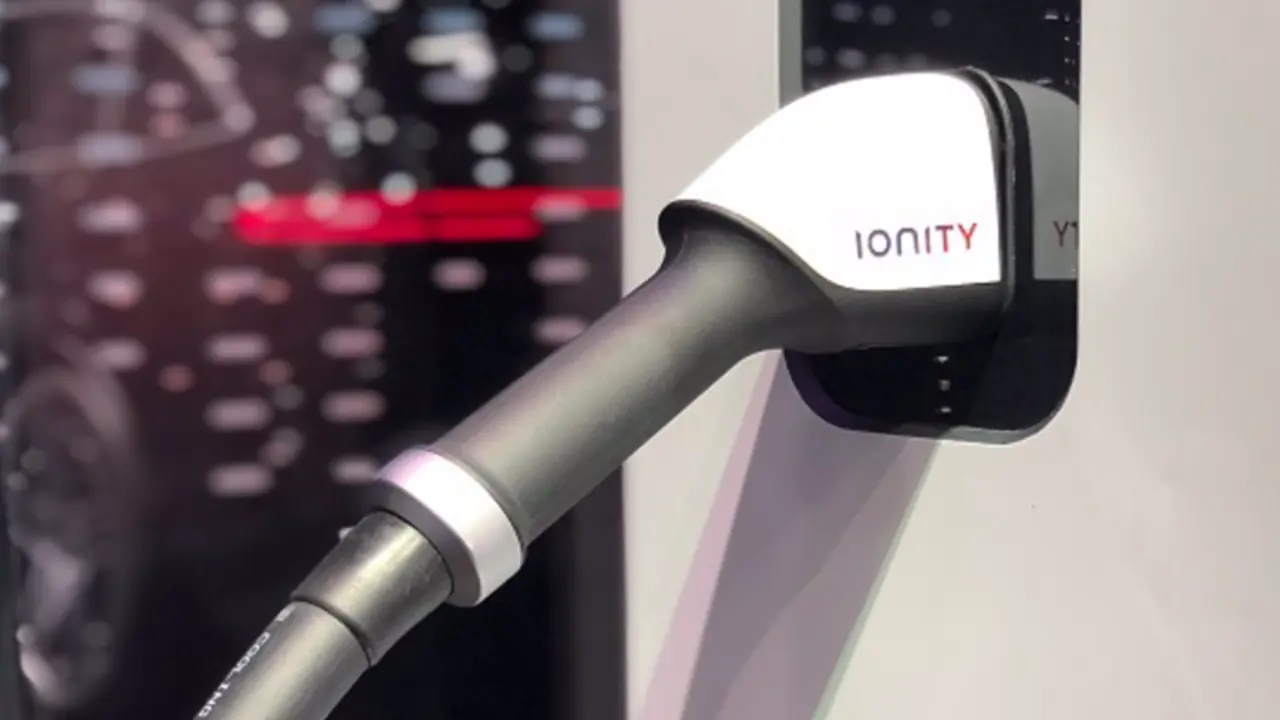  Archivo - Estaci&oacute;n de carga para veh&iacute;culo el&eacute;ctrico - EUROPA PRESS - Archivo 