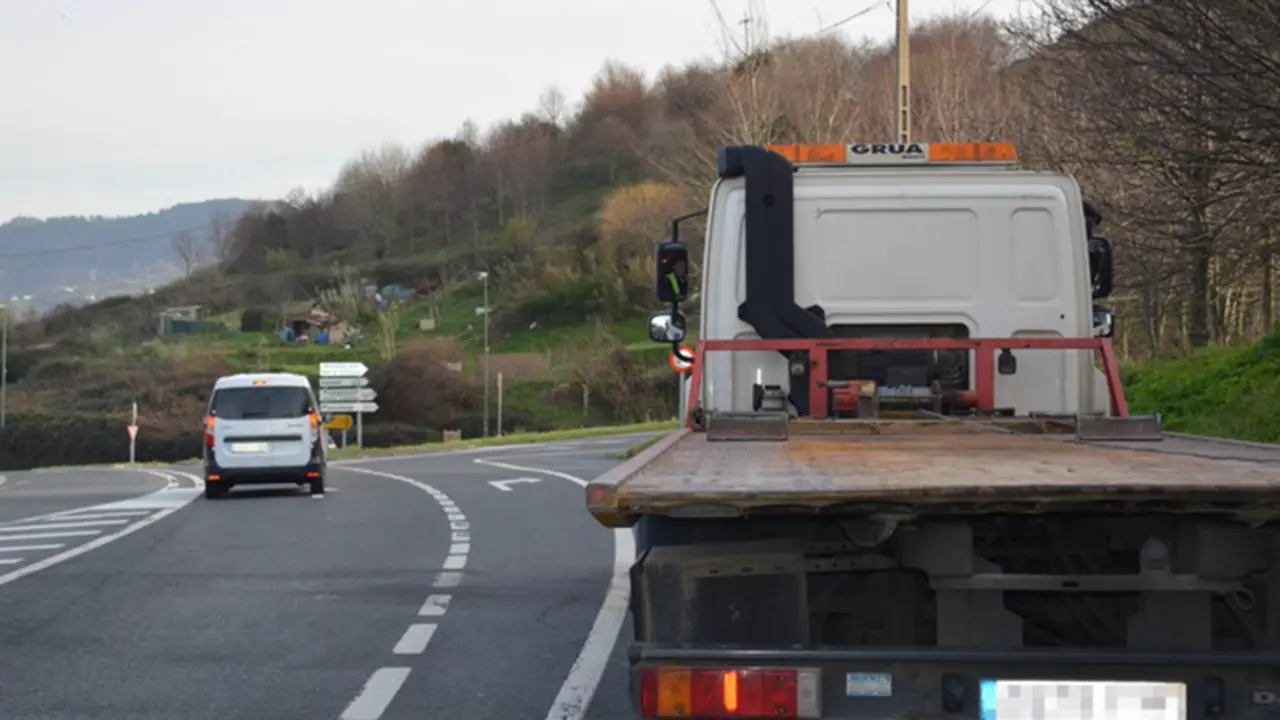  Archivo - Gr&uacute;a en carretera - GOBIERNO VASCO - Archivo 