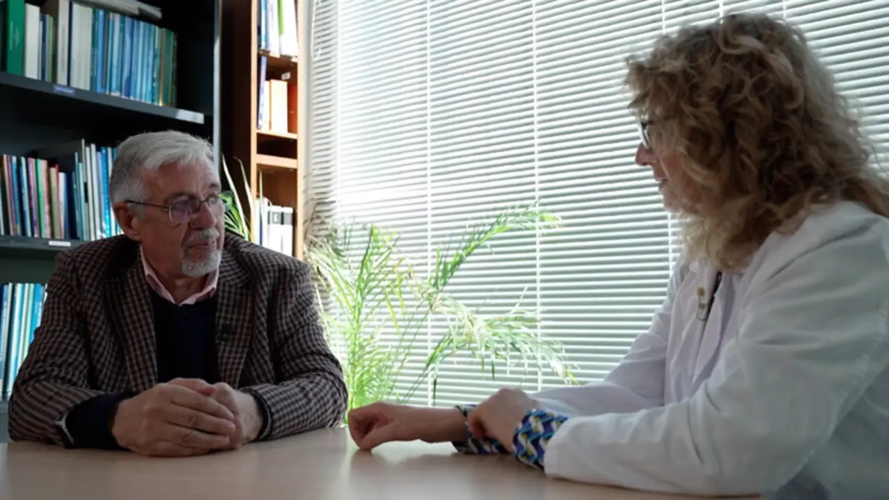  La jefa en funciones del servicio de Endocrinolog&iacute;a y Nutrici&oacute;n del Hospital Universitario La Paz de Madrid, Cristina &Aacute;lvarez, y un paciente de S&iacute;ndrome de Cushing. - HOSPITAL UNIVERSITARIO LA PAZ 