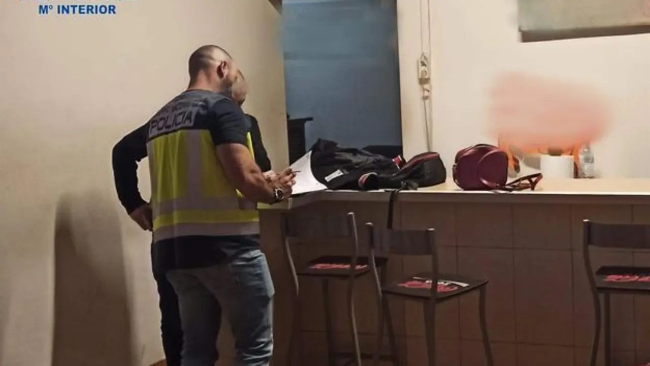  Agentes de la Polic&iacute;a Nacional en una inspecci&oacute;n en la vivienda-prost&iacute;bulo ubicada en la barriada de Pere Garau de Palma 