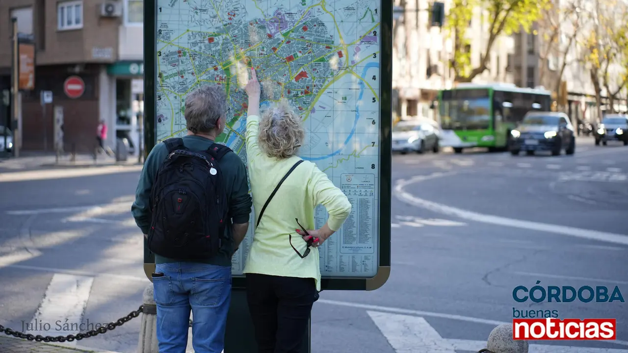  Turistas mirando mapa de C&oacute;rdoba en Col&oacute;n - JS 