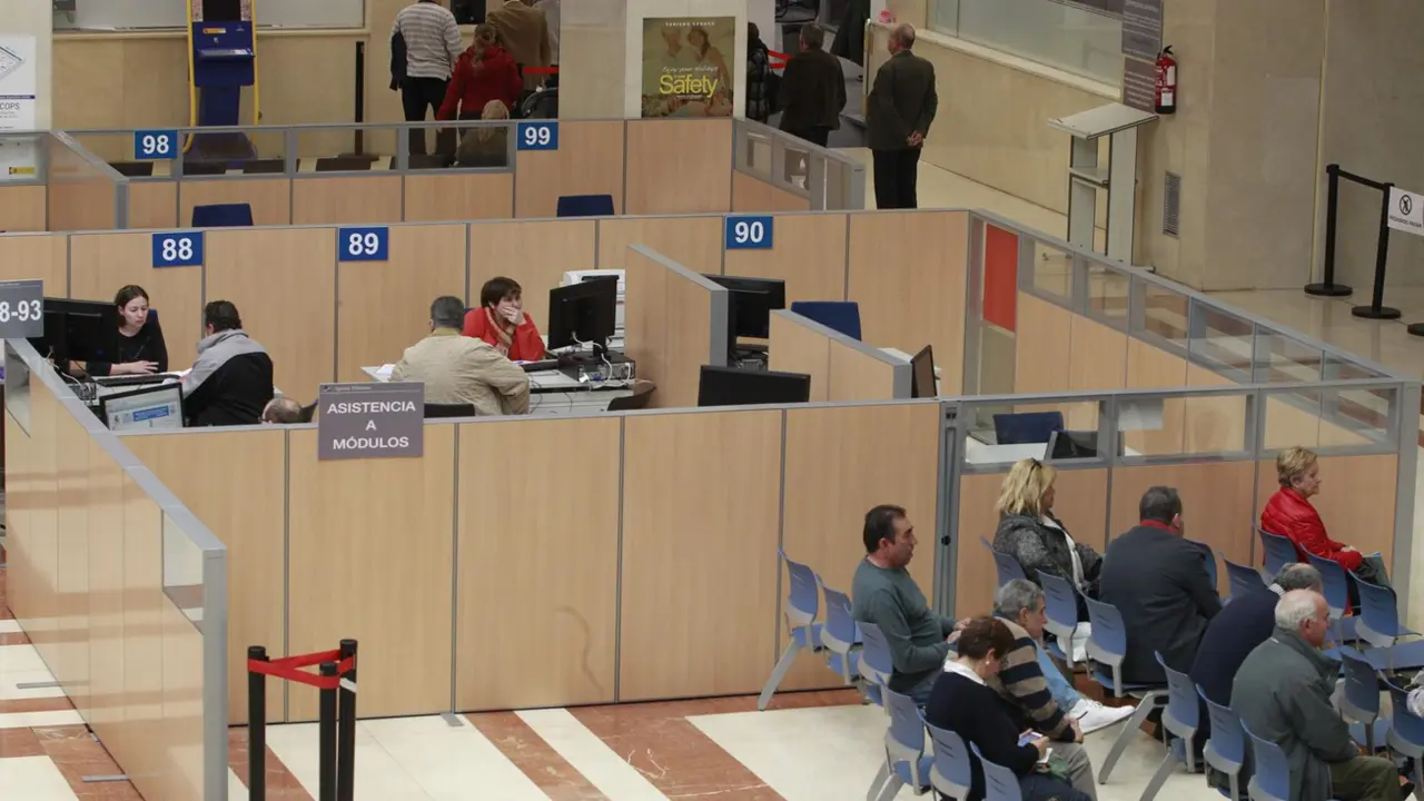  Archivo - Hacienda, Agencia Tributaria, AEAT, declaraci&oacute;n de la Renta, contribuyente, IRPF, impuestos, impuesto, funcionarios, funcionario - EUROPA PRESS - Archivo 