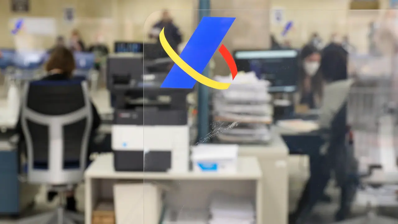  Archivo - Varios empleados trabajan en una oficina de la Agencia Tributaria. - Marta Fern&aacute;ndez Jara - Europa Press - Archivo 