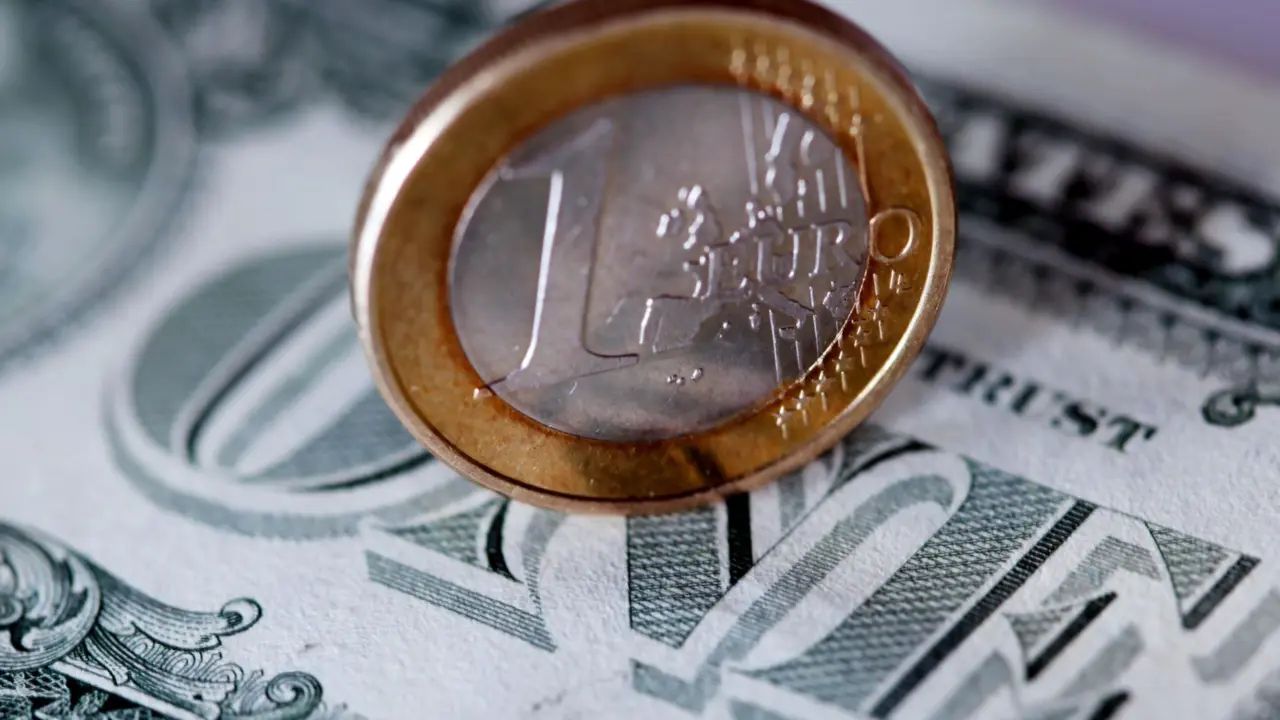  Archivo - FILED - 09 May 2011, Cologne: A one-euro coin lies on a one-dollar bill. The value of the euro currency has fallen to reach parity with the US dollar for the first time in almost 20 years. Photo: picture alliance / Oliver Berg/dpa - picture alliance / Oliver Berg/d / DPA - Archivo 