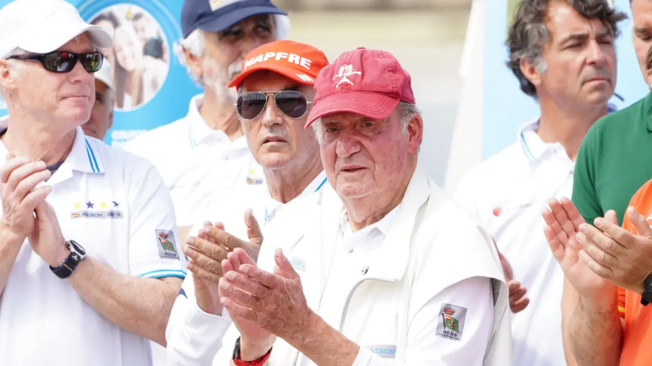  Archivo - El Rey em&eacute;rito Juan Carlos durante la entrega de premios en la clausura de la 3&ordf; Regata del IV Circuito Copa de Espa&ntilde;a 2022 en Sanxenxo - &Aacute;lvaro Ballesteros - Europa Press - Archivo 