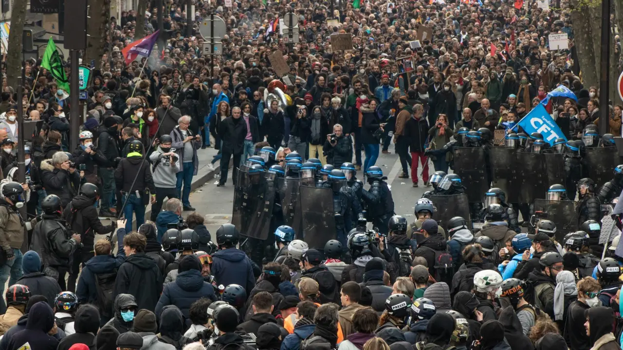  Protestas en Par&iacute;s contra la reforma de las pensiones impulsada por el Gobierno - Europa Press/Contacto/Ahmed Hariry 