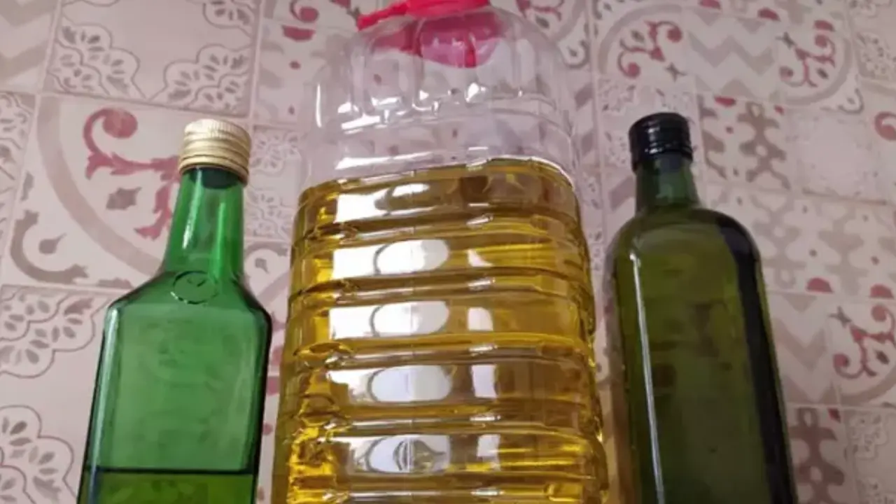  Archivo - Aceite de oliva envasado en garrafa de pl&aacute;tico y botellas de v&iacute;drio.<br>- EUROPA PRESS - Archivo 