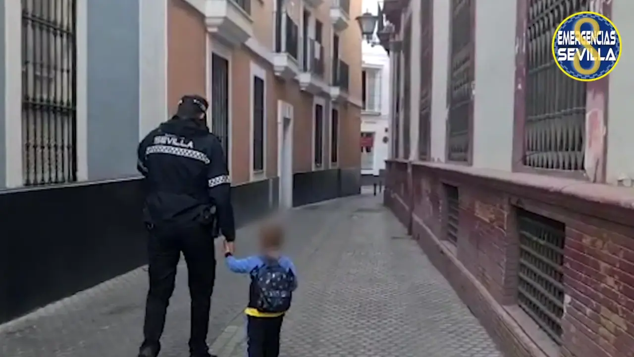  Polic&iacute;a acompa&ntilde;ando a un ni&ntilde;o a clase 