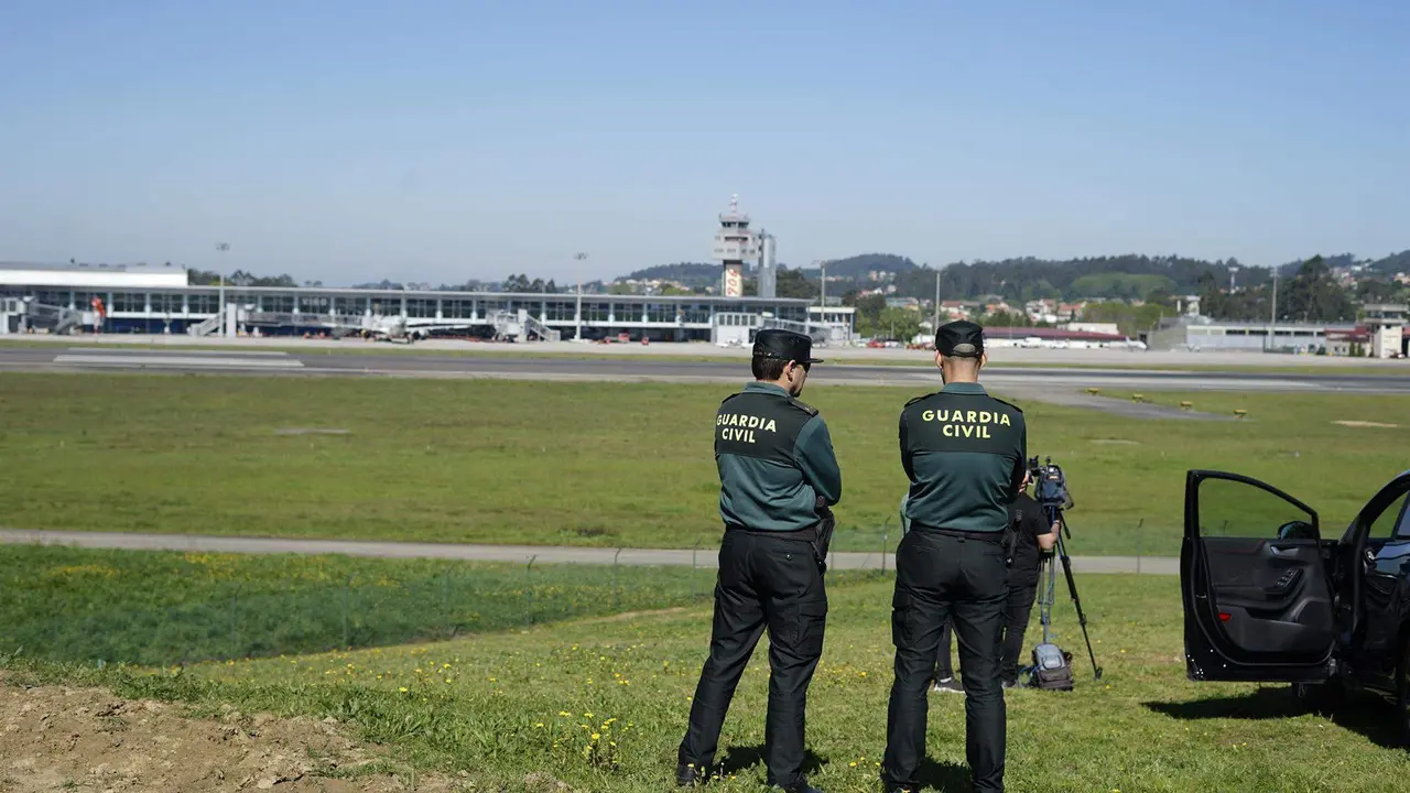 Dos agentes de la Guardia Civil en las inmendaciones de la pista de aterrizaje del aeropuerto de Peinador, en Vigo 