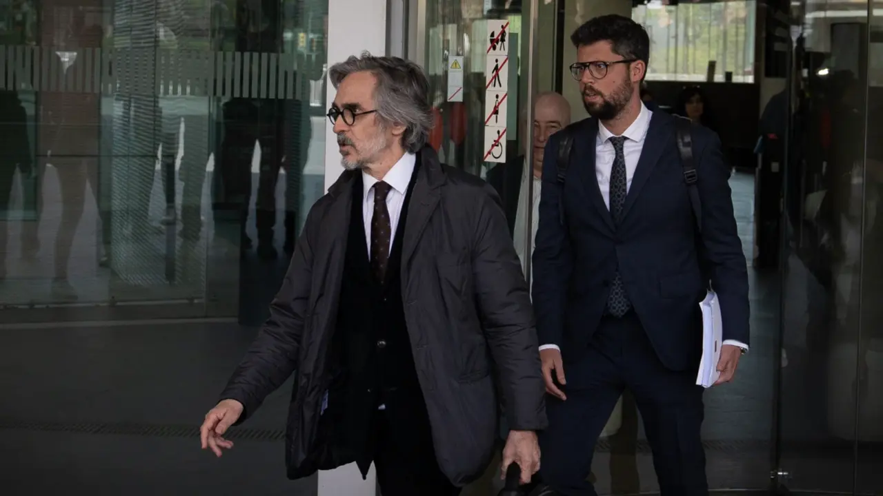  El abogado de Dani Alves, Crist&oacute;bal Martell a su salida de un juicio por el 'caso Alves', en la Ciudad de la Justicia de Barcelona, a 17 de abril de 2023, en Barcelona, Catalunya (Espa&ntilde;a). - David Zorrakino - Europa Press 