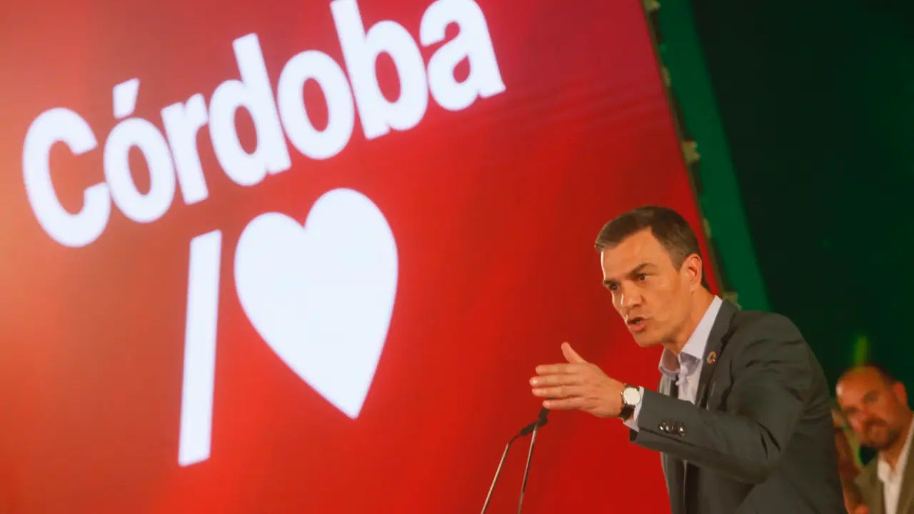  El secretario general del PSOE y presidente del Gobierno, Pedro S&aacute;nchez, interviene en el acto del candidato a la alcald&iacute;a de C&oacute;rdoba, Antonio Hurtado, a 20 de abril de 2023, en C&oacute;rdoba, (Andaluc&iacute;a, Espa&ntilde;a). - Rafael Madero - Europa Press 