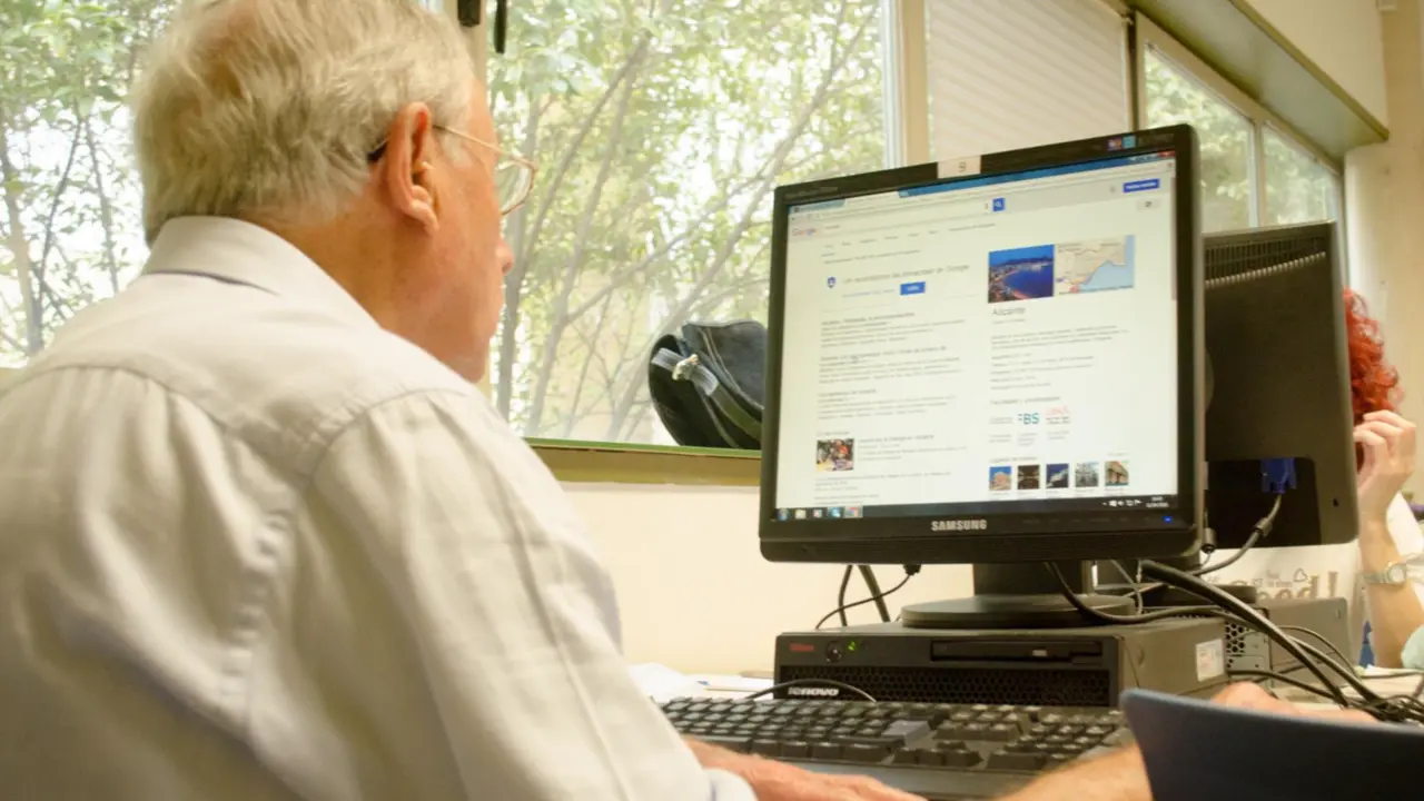  Archivo - Una persona mayor navegando por Internet - EUROPA PRESS - Archivo 