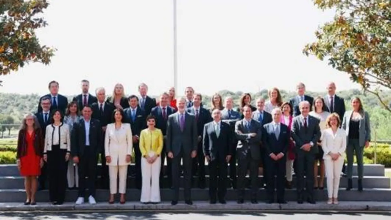  Fotograf&iacute;a: S.M. El Rey de Espa&ntilde;a, acompa&ntilde;ado de los presidentes/as y directores/ as de las C&aacute;maras de Comercio Europeas. Cr&eacute;ditos: &copy; Casa de S.M. el Rey 