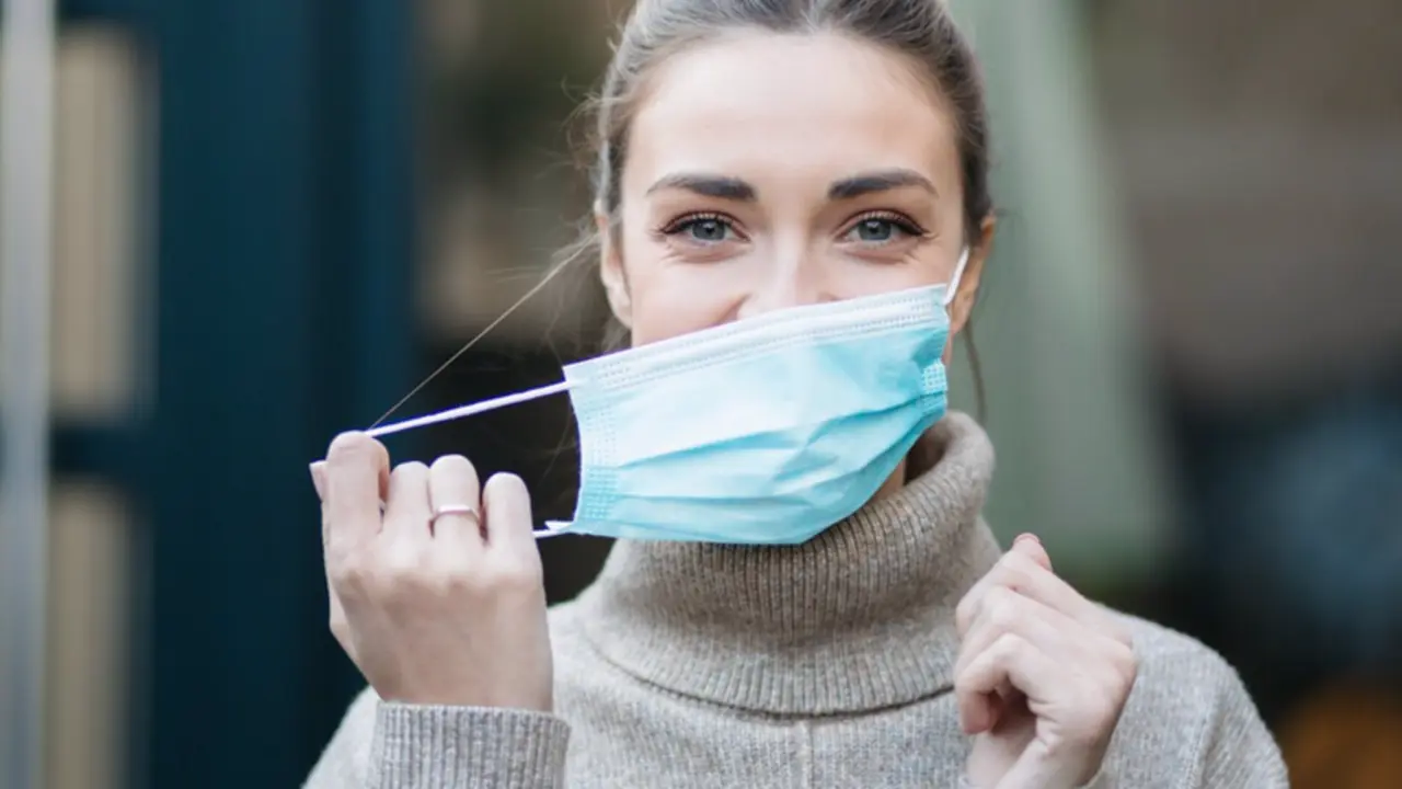  Archivo - Mujer quit&aacute;ndose la mascarilla. - IVAN PANTIC/ADMIN - Archivo 