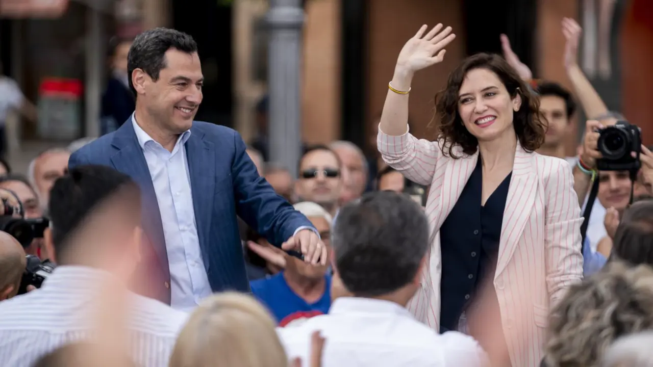  La presidenta de la Comunidad de Madrid y candidata del PP a la reelecci&oacute;n, Isabel D&iacute;az Ayuso, y el presidente de la Junta de Andaluc&iacute;a y del Partido Popular de Andaluc&iacute;a, Juanma Moreno, durante su visita a la localidad madrile&ntilde;a de Fuenlabrada, a 21 de a - A. P&eacute;rez Meca - Europa Press 