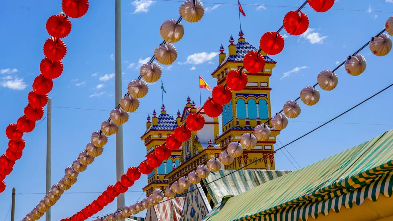  Farolillos en el Real de la Feria de Sevilla a 19 de abril del 2023 en Sevilla (Andaluc&iacute;a). - Eduardo Briones - Europa Press 