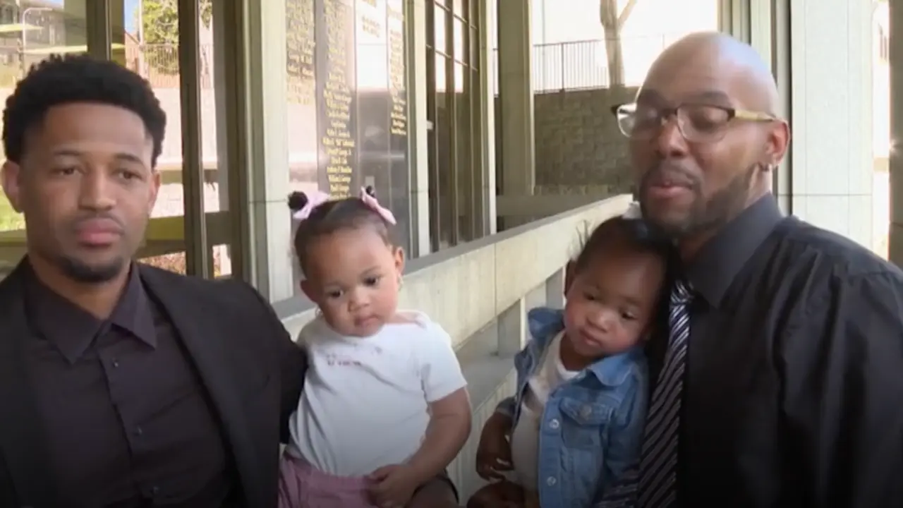  Los dos j&oacute;venes liberados a la salida del juzgado 