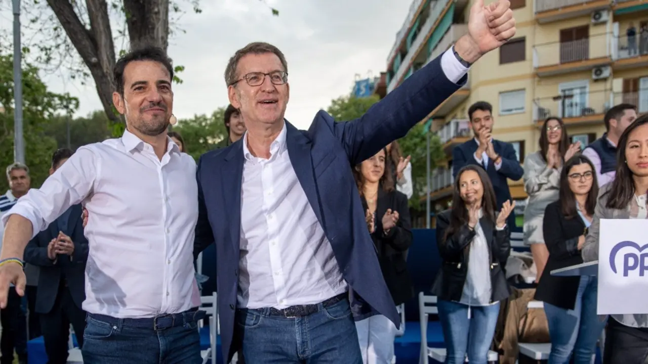  El presidente del PP, Alberto N&uacute;&ntilde;ez Feij&oacute;o, con el alcaldable del PP en Castelldefels (Barcelona), Manu Reyes. - LORENA SOPENA - EUROPA PRESS 