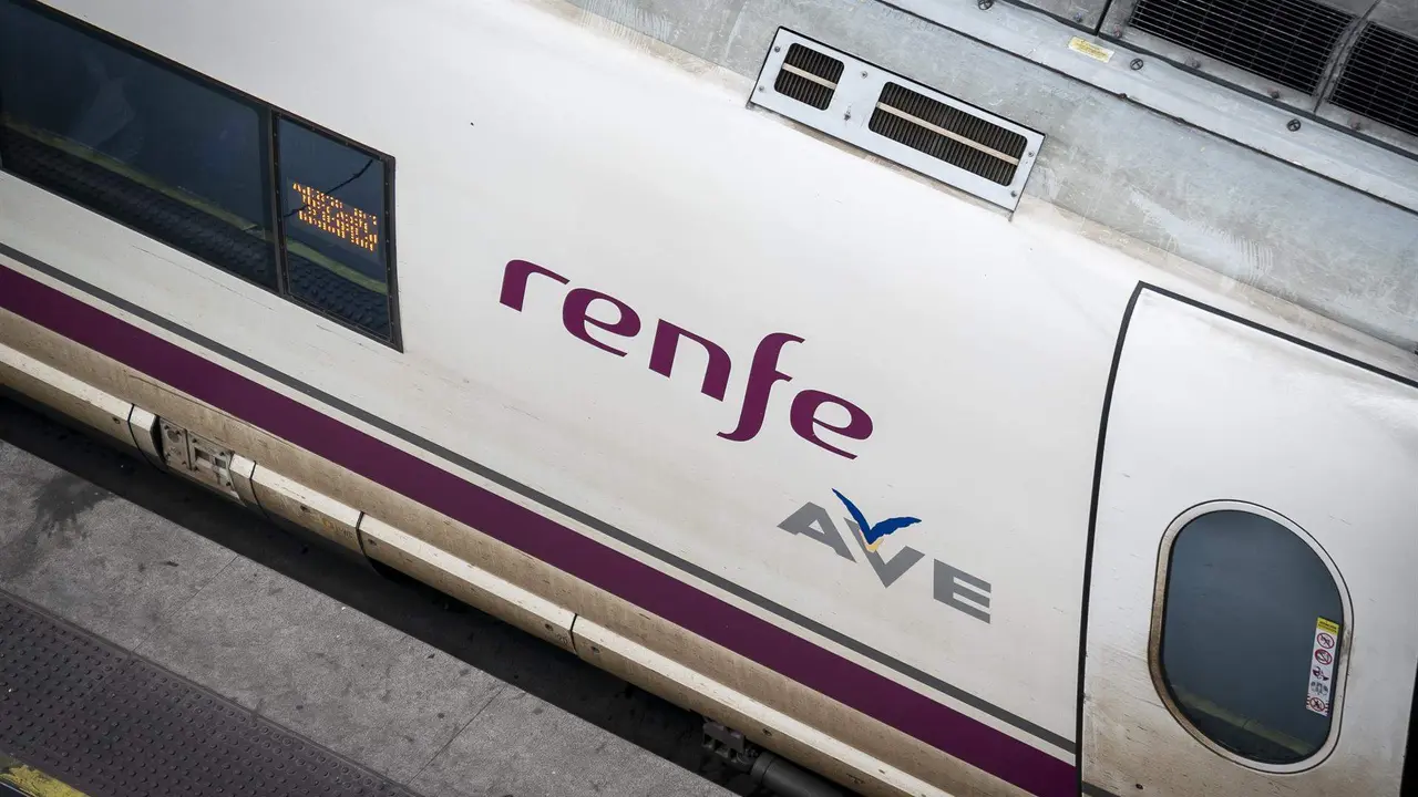  Un AVE de Renfe estacionado en una de las v&iacute;as de la estaci&oacute;n Puerta de Atocha 