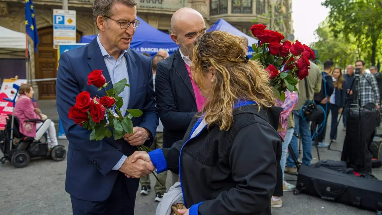  El presidente del PP, Alberto N&uacute;&ntilde;ez Feij&oacute;o, y el candidato del PP a la Alcald&iacute;a de Barcelona, Daniel Sirera, entregan rosas durante la Diada de Sant Jordi 