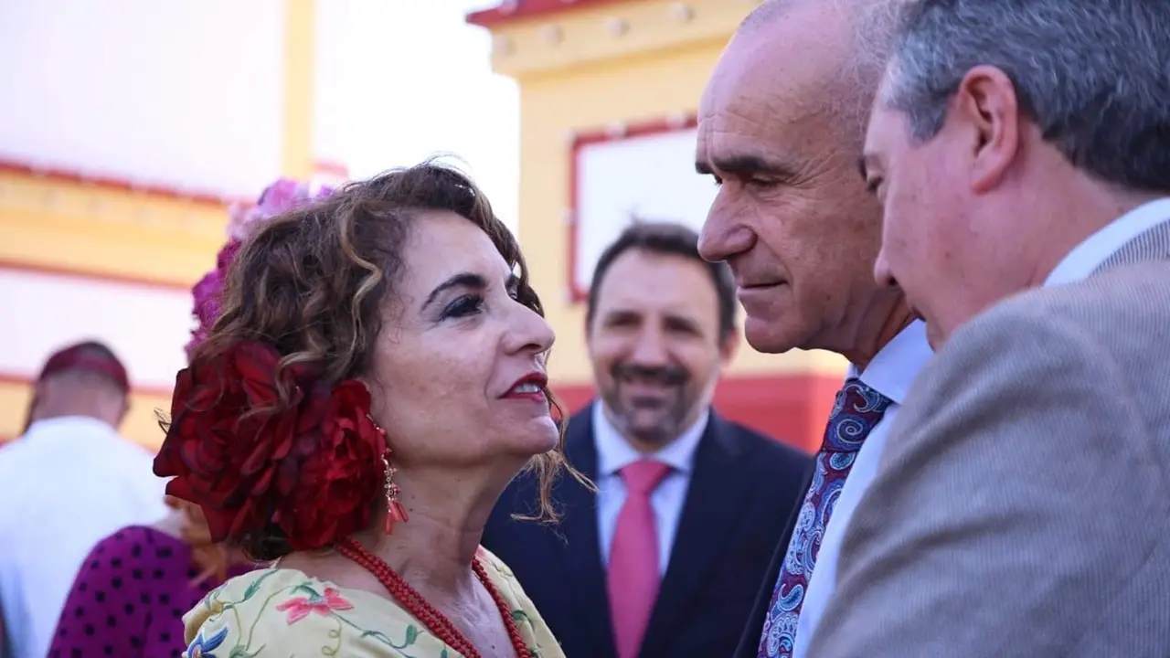  La ministra de Hacienda y Funci&oacute;n P&uacute;blica, Mar&iacute;a Jes&uacute;s Montero, con el alcalde de Sevilla, Antonio Mu&ntilde;oz, y el secretario del PSOE andaluz, Juan Espadas, en la Portada de la Feria de Sevilla 