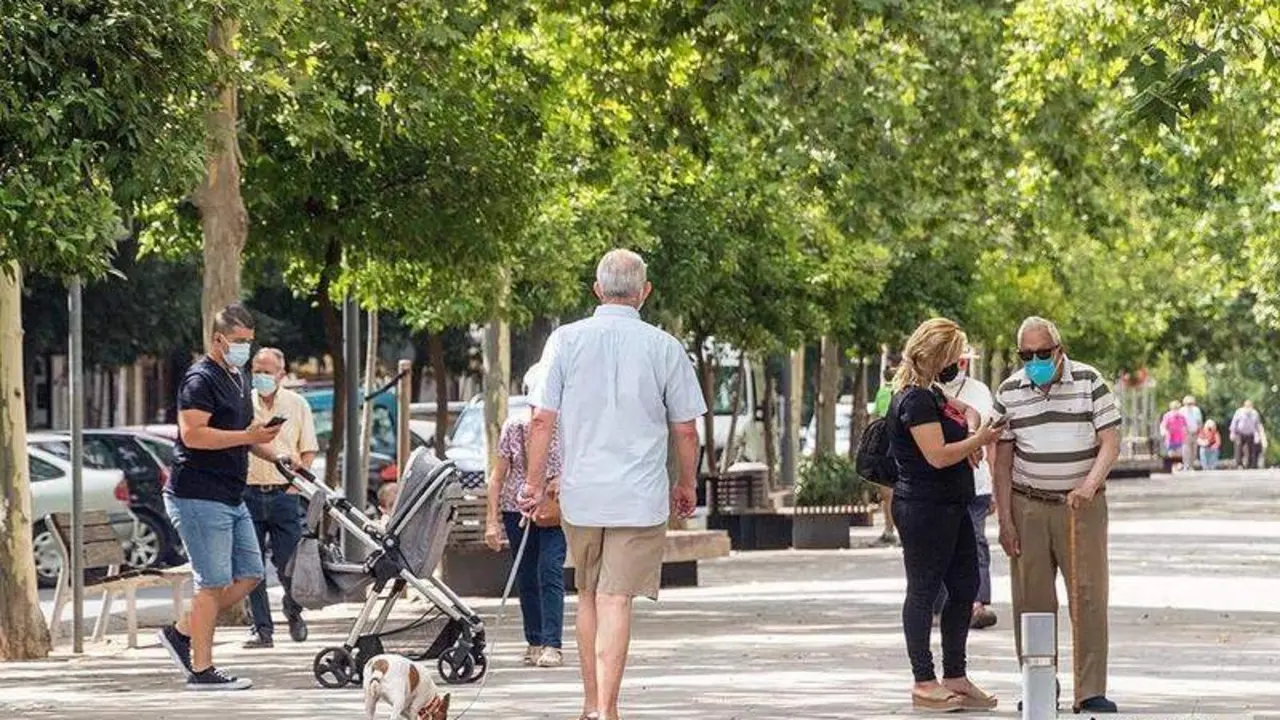  Gente dando un paseo por la Avenida Gran Vía Parque / Pilar Gázquez. 