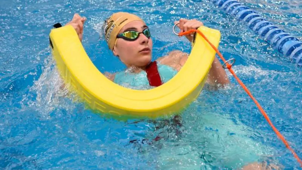  Una socorrista cadete cicla el tubo de rescate en la prueba de 200 metros supersocorrista. Autor: Javier S&aacute;nchez-RFESS 