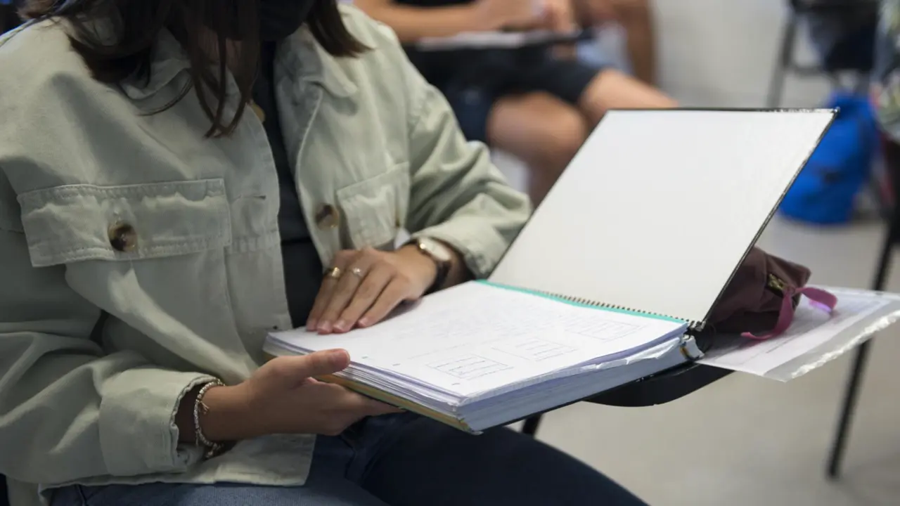  Archivo - Una estudiante lee sus apuntes - Gl&ograve;ria S&aacute;nchez - Europa Press - Archivo 