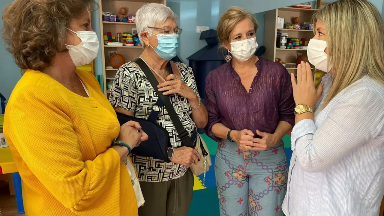  Catalina Garc&iacute;a (1i) en la visita al CAIT de Mancha Real. - JUNTA 