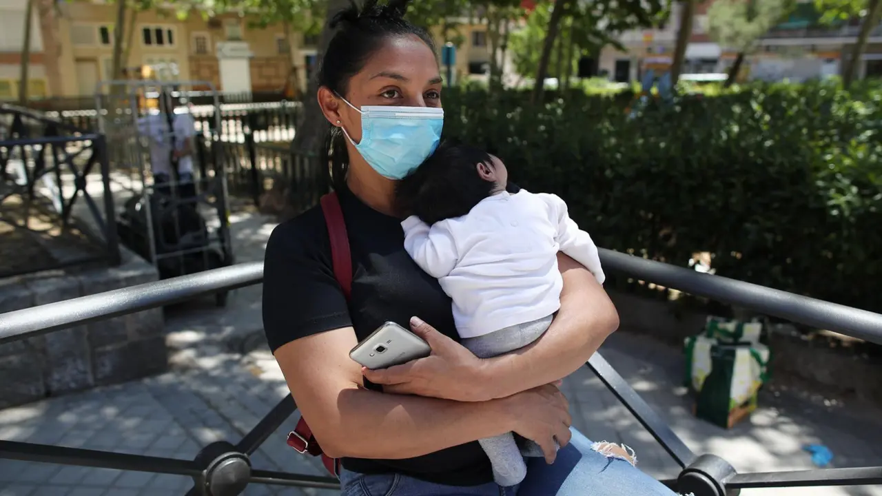  Archivo - Una mujer con su beb&eacute; en brazos a las puertas de una parroquia durante la pandemia. - Eduardo Parra - Europa Press - ArchivoArchivo - Una mujer con su beb&eacute; en brazos a las puertas de una parroquia durante la pandemia. - Eduardo Parra - Europa Press - Archivo 