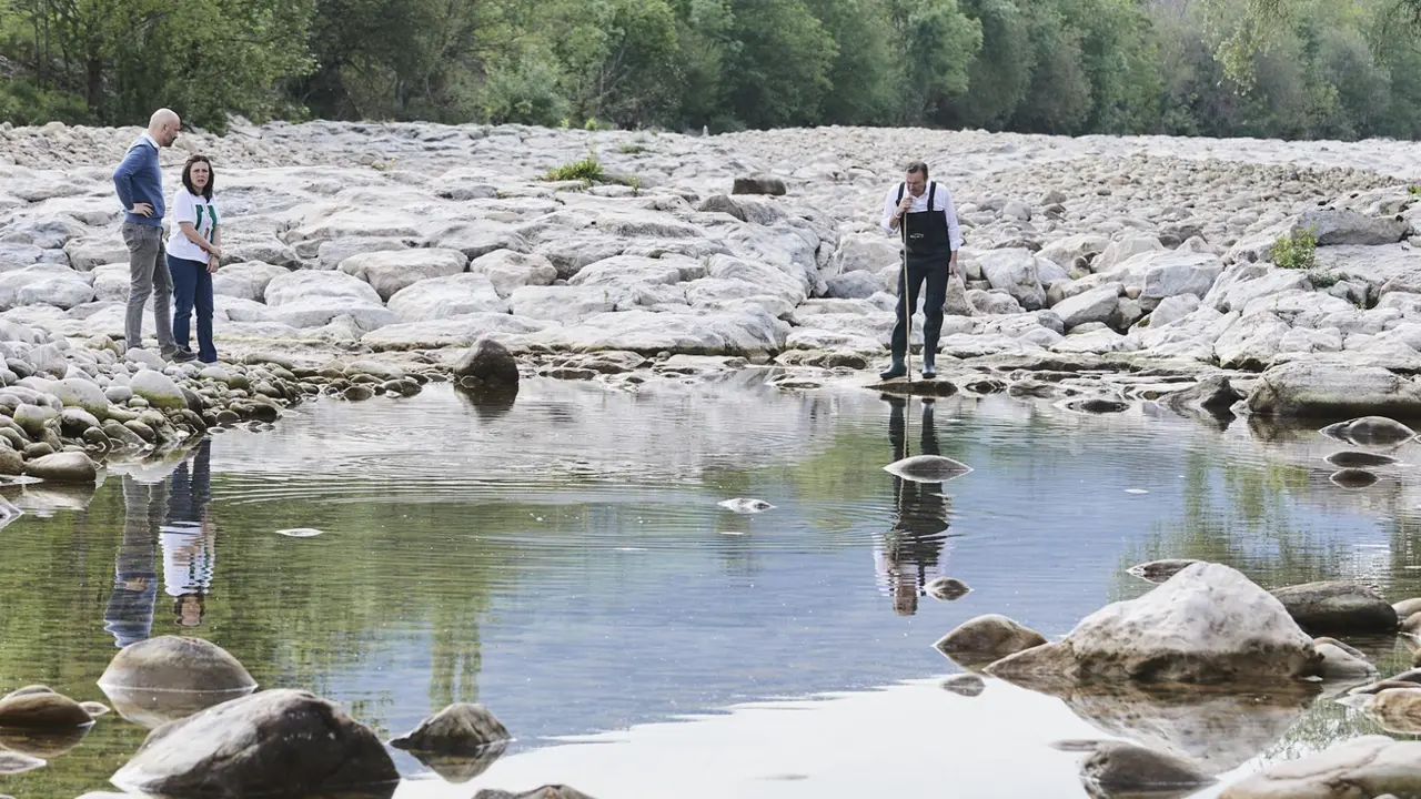  Varias personas en uno de los tramos del r&iacute;o Pas que sufre sequ&iacute;a, a 28 de abril de 2023, en Corvera de Toranzo, Cantabria (Espa&ntilde;a). Cantabria suspender&aacute; temporalmente, y desde ma&ntilde;ana 29 de abril, la pesca en cuatro tramos de los r&iacute;os As&oacute;n, Pas, Nansa y D - C&eacute;sar Ortiz - Europa Press 