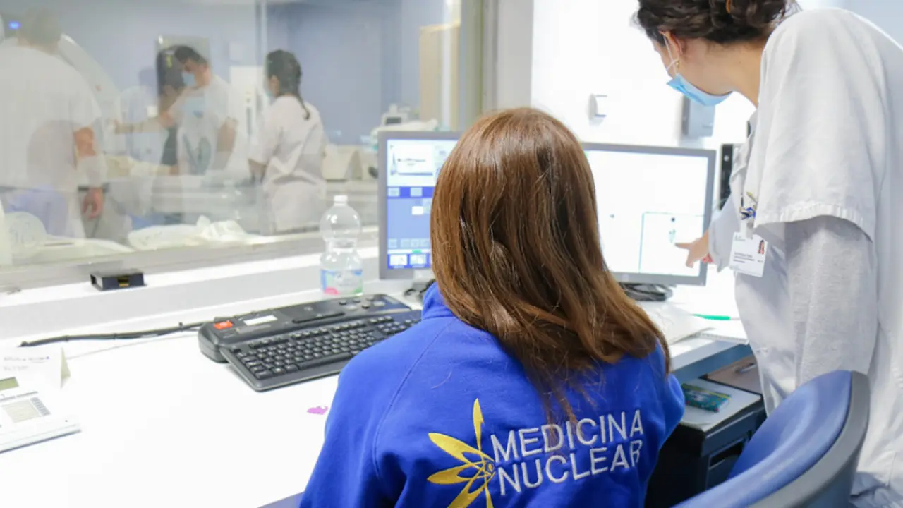  M&eacute;dica residente de la especialidad de Medicina Nuclear - Junta de Andaluc&iacute;a 