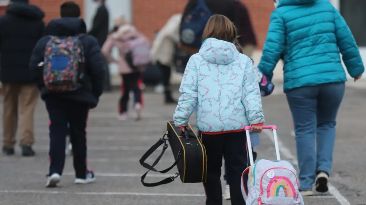  Archivo - Una ni&ntilde;a a su llegada al colegio. - Isabel Infantes - Europa Press - Archivo 