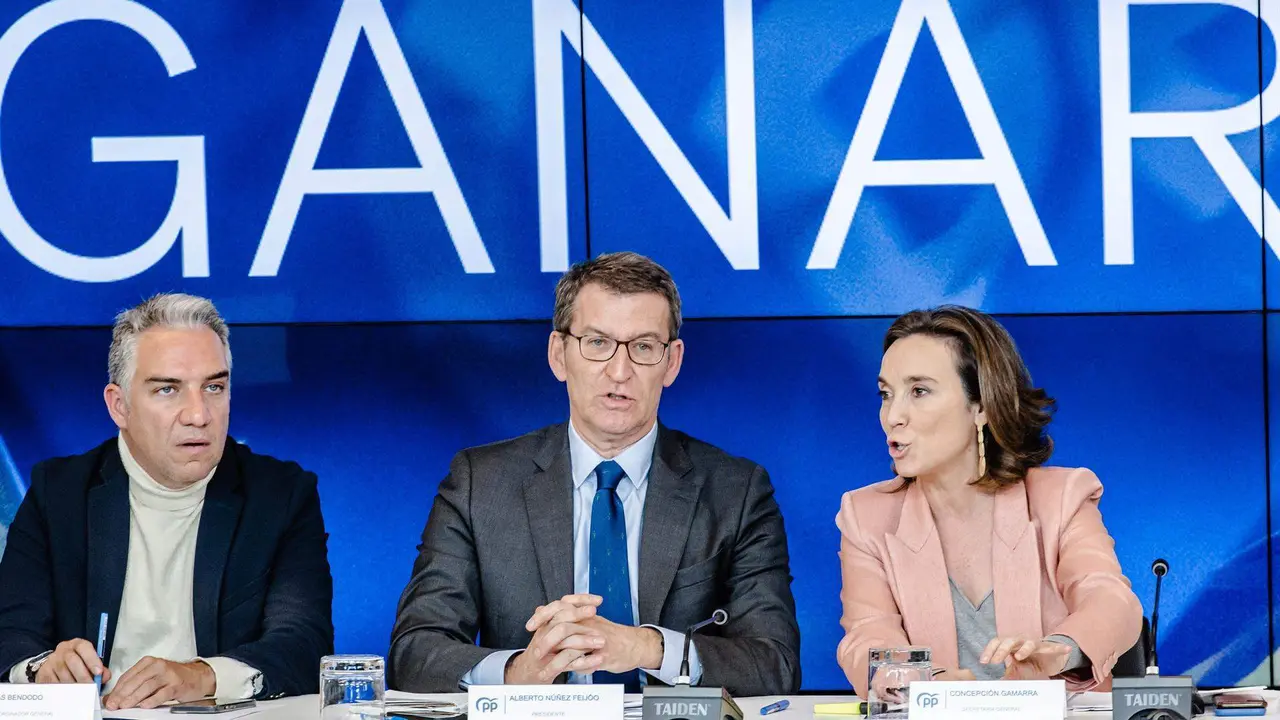  El coordinador general del PP, El&iacute;as Bendodo; el presidente del Partido Popular, Alberto N&uacute;&ntilde;ez Feij&oacute;o, y la secretaria general del PP, Cuca Gamarra 