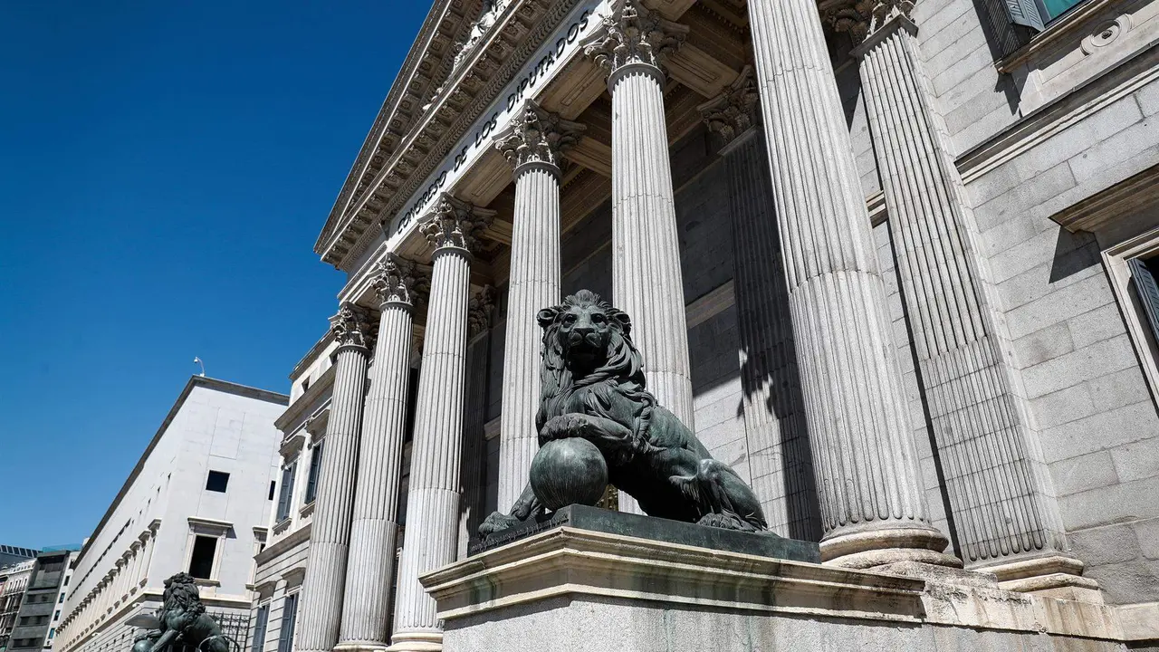  Fachada del Congreso de los Diputados de Madrid con sus emblem&aacute;ticos leones 