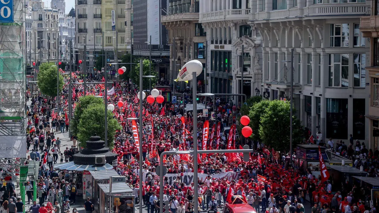 Numerosas personas marchan durante la manifestaci&oacute;n por el D&iacute;a Internacional de los Trabajadores o Primero de Mayo, en la Gran V&iacute;a 