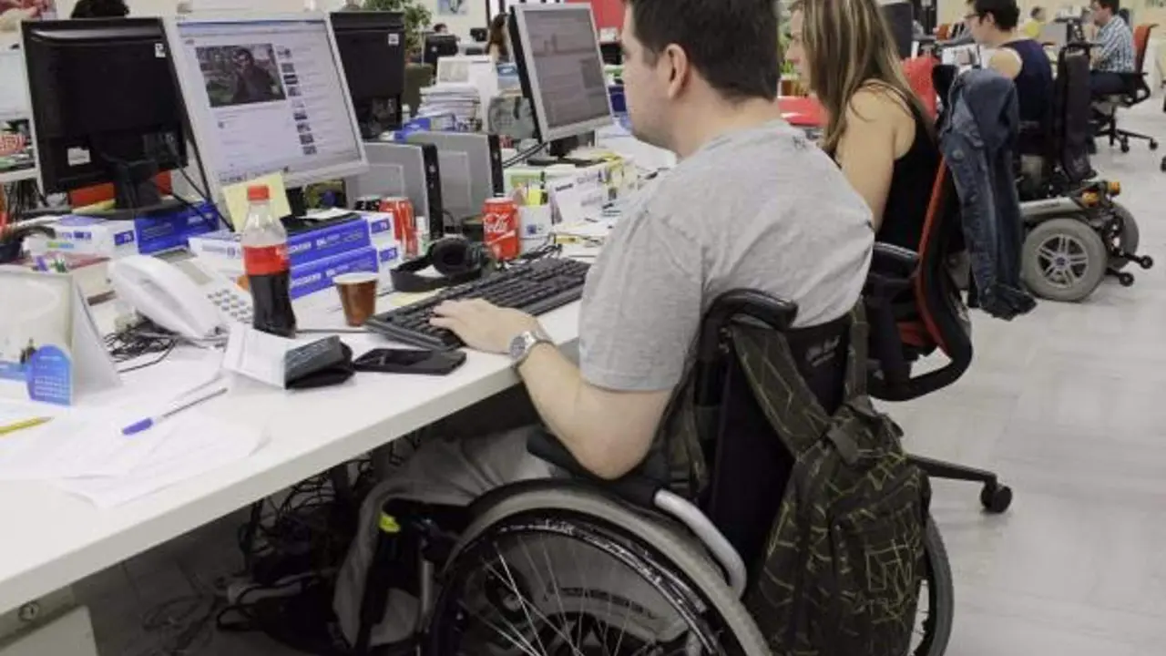  Persona con discapacidad en el ordenador 