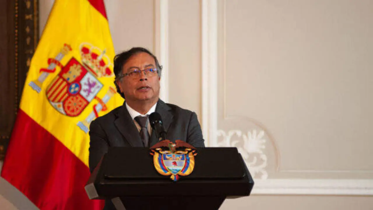  Presidente de Colombia con la bandera espa&ntilde;ola de fondo 