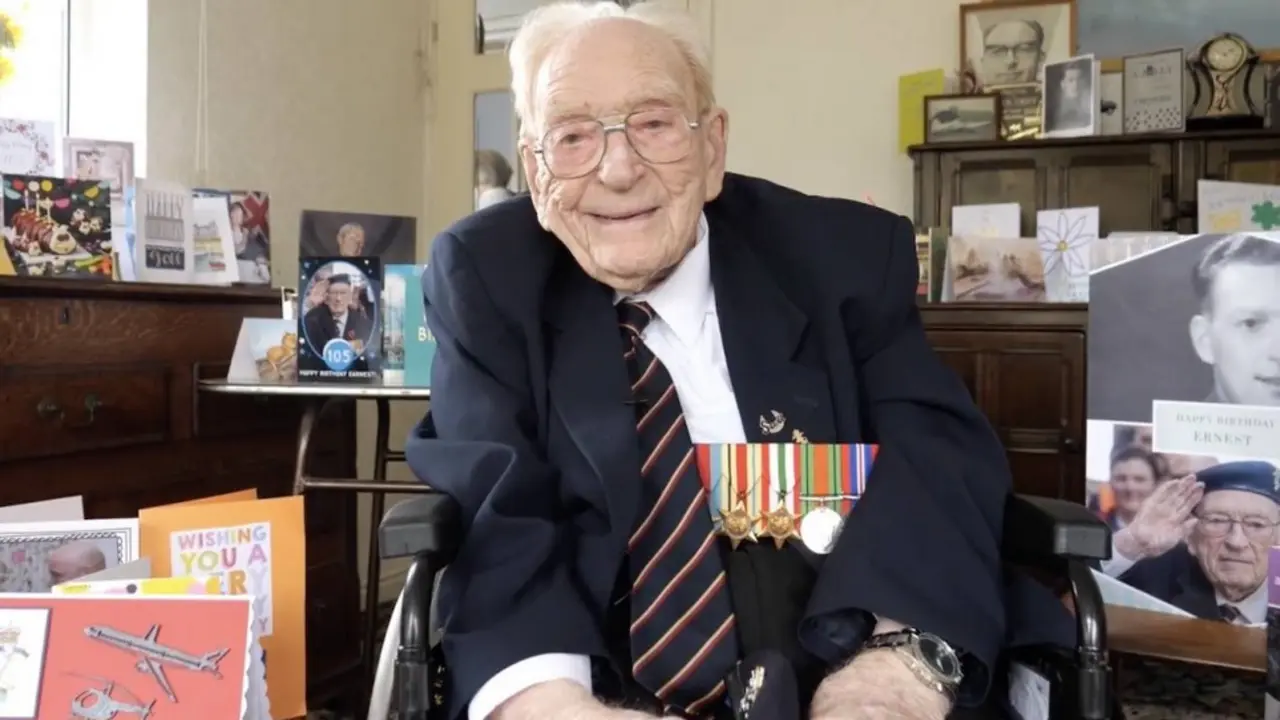  Ernest Horsfall con sus tarjetas de cumplea&ntilde;os - SWNS 