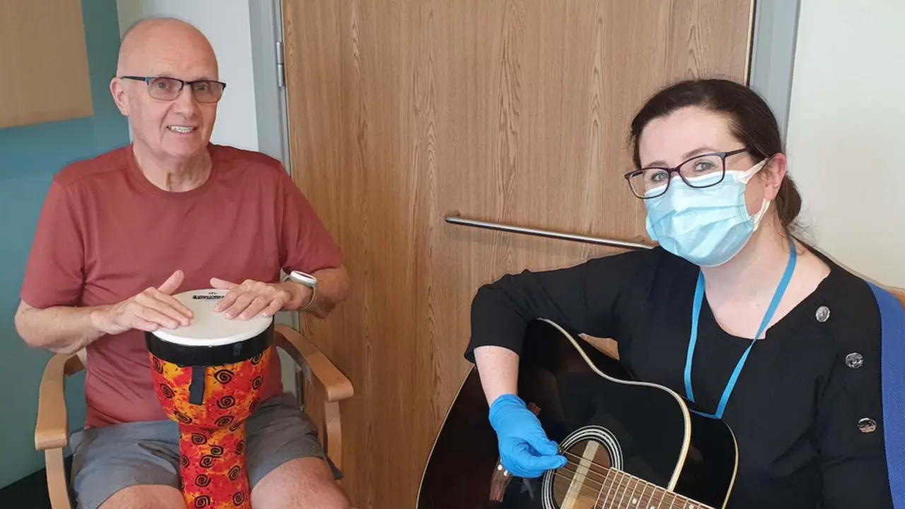  Ian Palmer y su musicoterapeuta, Clare - SWNS 