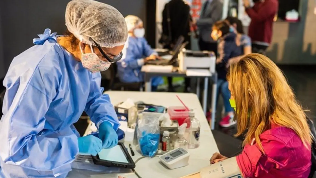  Archivo - Una paciente realizando una donaci&oacute;n de sangre en un hospital de Argentina durante la pandemia por COVID-19 - OMS - Archivo 