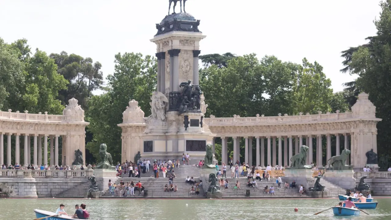  Estanque grande de El Retiro y Monumento a Alfonso XII en el Parque de El Retiro, a 30 de abril de 2023, en Madrid (Espa&ntilde;a). La ciudad de Madrid ha registrado este 2023 una ola de calor con un r&eacute;cord de temperatura en abril que finaliza este domingo con u - Ricardo Rubio - Europa Press 