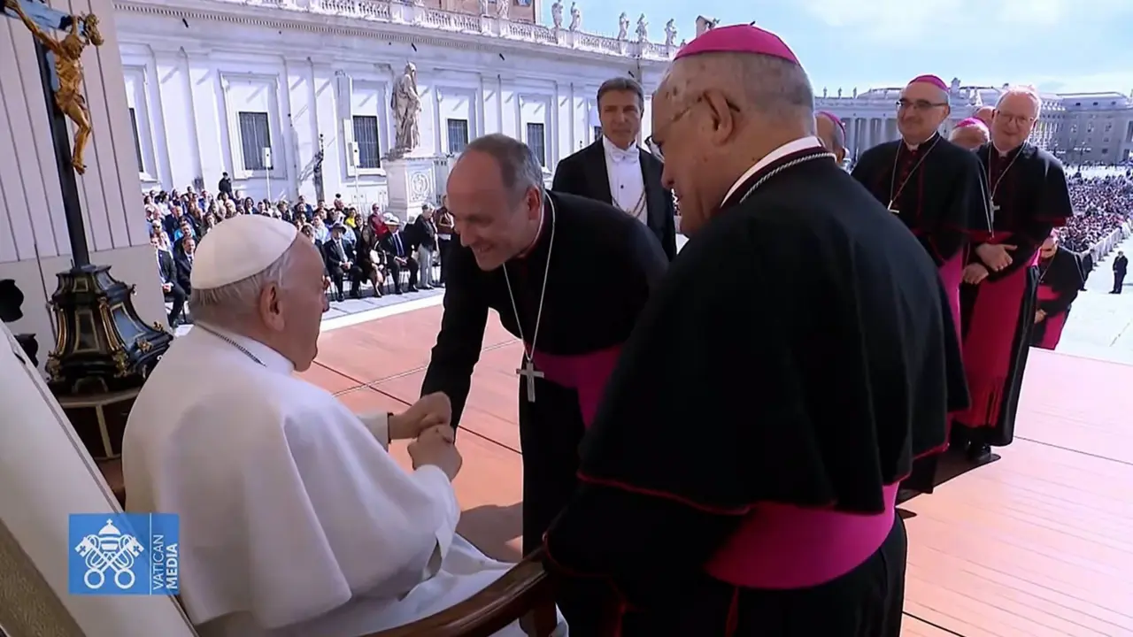  El Papa saluda a Antonio Prieto en presencia de Demetrio Fern&aacute;ndez. - DI&Oacute;CESIS DE C&Oacute;RDOBA 