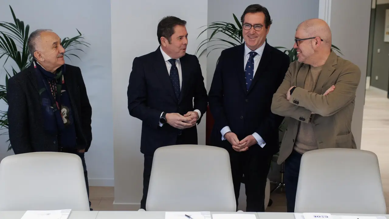  Archivo - (I-D) El secretario general de UGT, Pepe &Aacute;lvarez; el presidente de Cepyme, Gerardo Cuerva; el presidente de la CEOE, Antonio Garamendi; y el secretario general de CCOO, Unai Sordo - Alejandro Mart&iacute;nez V&eacute;lez - Europa Press - Archivo 