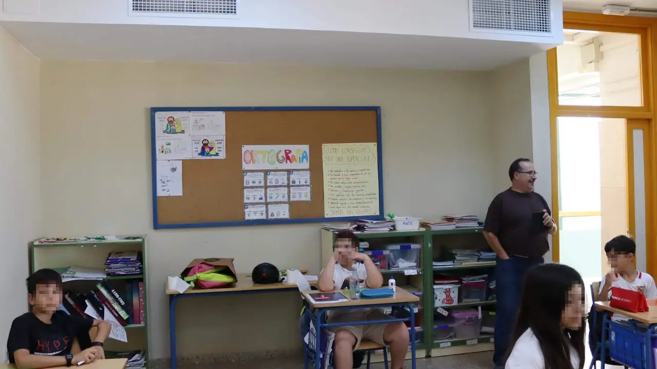  Aula con alumnos y profesor 