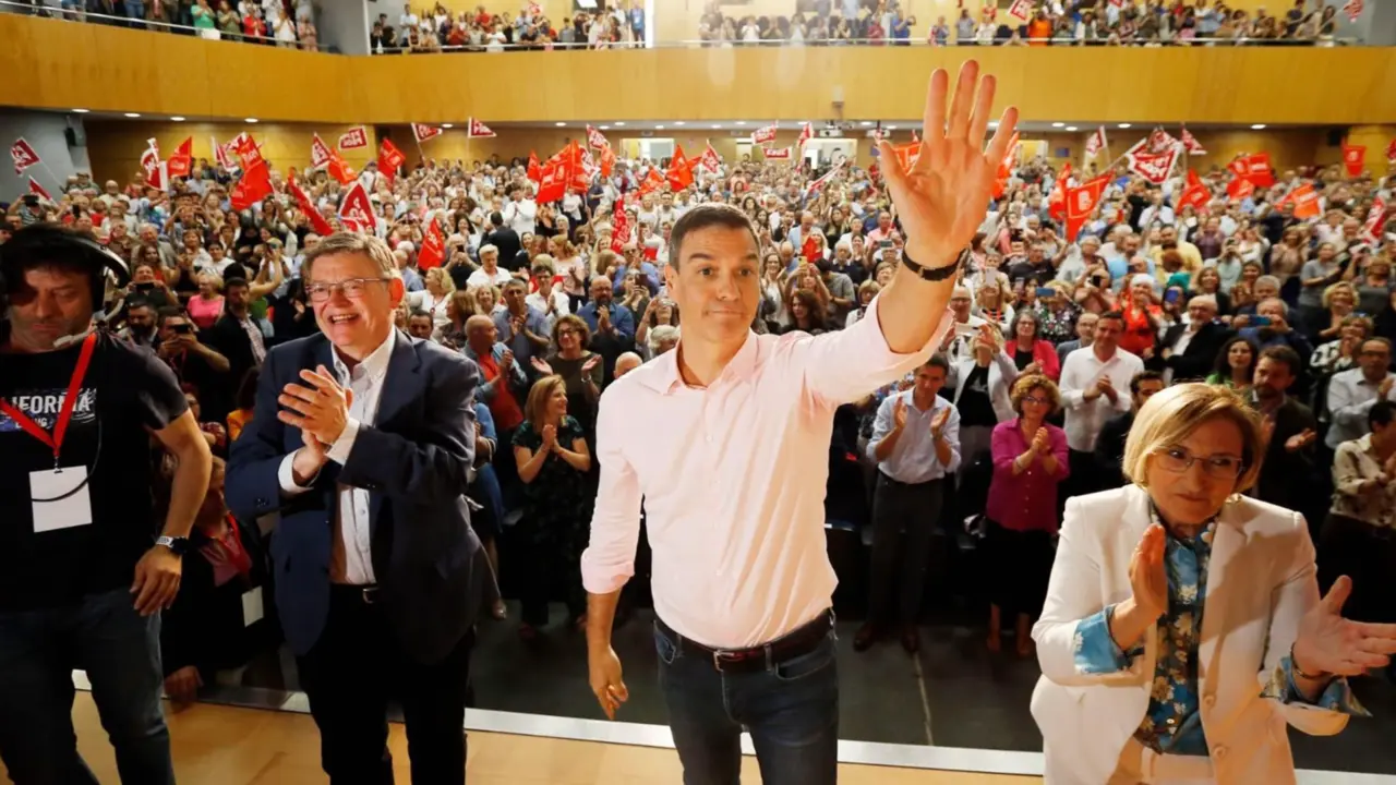  El presidente del Gobierno, Pedro S&aacute;nchez, el 'president' de la Generalitat, Ximo Puig, y la candidata del PSPV-PSOE a la Alcald&iacute;a de Alicante, Ana Barcel&oacute;, en un mitin del partido en Alicante. - JOAQU&Iacute;N P. REINA / EUROPA PRESS 