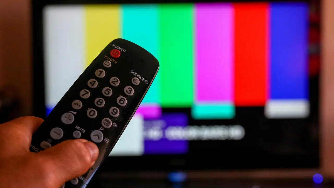  Archivo - Una persona utiliza su mando de la televisi&oacute;n - Ricardo Rubio - Europa Press - Archivo 