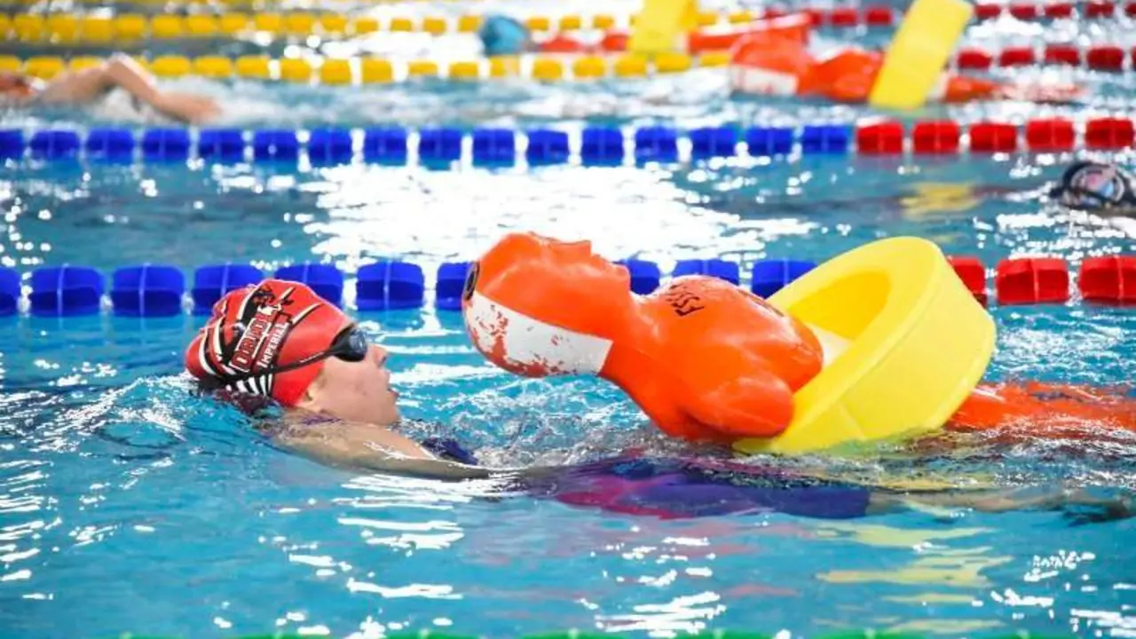  Una socorrista durante la prueba de 200 metros supersocorrista. Autor: Javier S&aacute;nchez-RFESS 